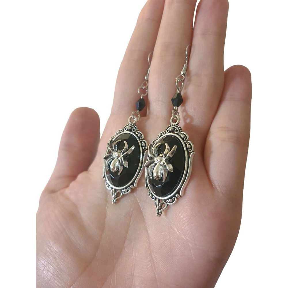 Black Oval Spider Earrings Silver Goth Gothic Emo  Halloween - Picture 2 of 3